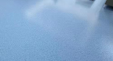 塑膠跑道根據(jù)其施工的結(jié)構(gòu)、用料可分為: